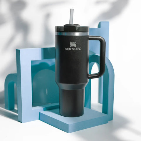 Stanley Quencher Thermosbecher mit Strohhalm 1,18 Liter Schwarz