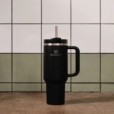 Stanley Quencher Thermosbecher mit Strohhalm 1,18 Liter Schwarz