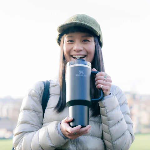 Stanley Quencher Thermosbecher mit Strohhalm 1,18 Liter Schwarz