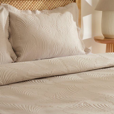 Leaf Bettüberwurf-Set Beige 230x240 Cm + 2 (50x70 Cm)