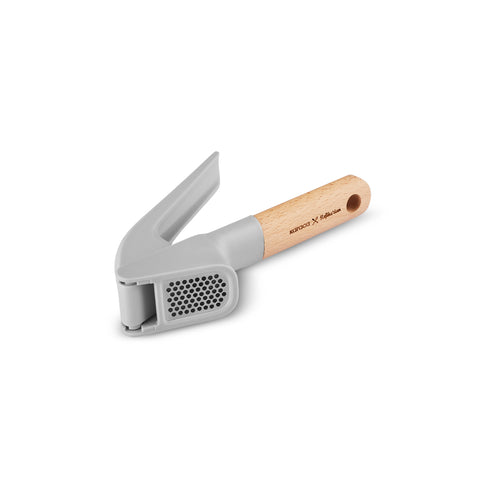 Karaca x Refika Gadgets Knoblauchpresse mit Holzgriff