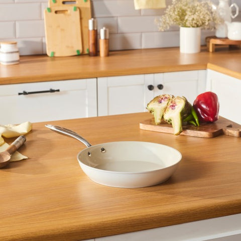 Karaca Swiss Crystal Almond Cream Pfanne mit Edelstahlgriff 32 cm
